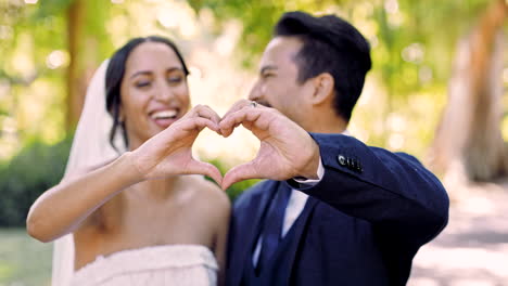 Corazón,-Manos-Y-Feliz-Boda-De-Pareja-En-El-Parque.