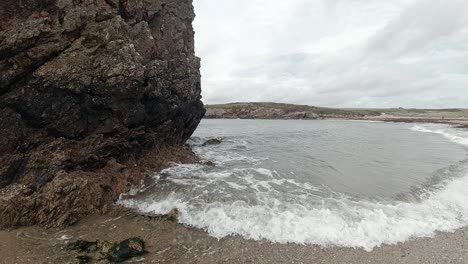 Olas-Del-Océano-En-Cámara-Lenta-Salpicando-Alrededor-De-La-Costa-De-Roca-Grande-Anglesey