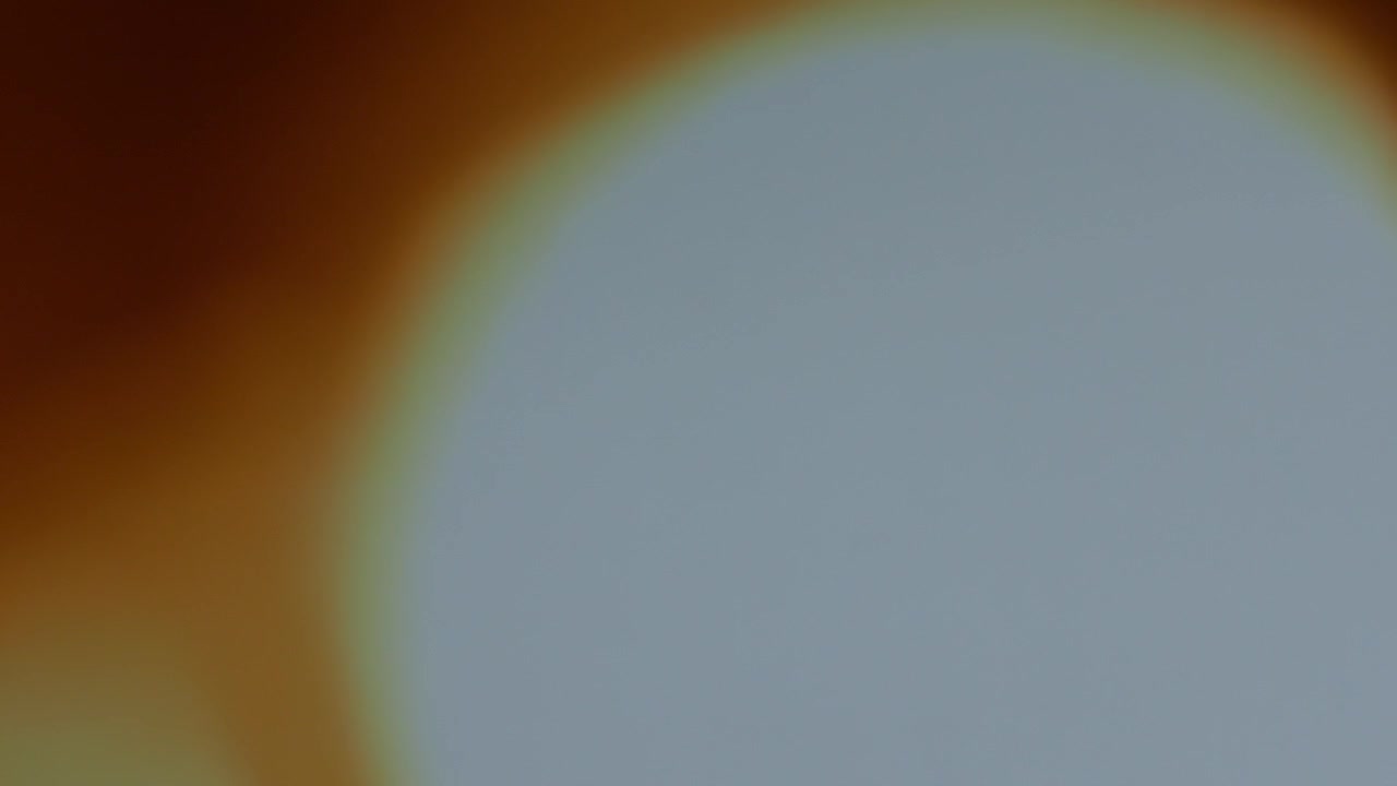 Abstrakcyjne, rozmyte tło bokeh ze świateł ulicznych nocą