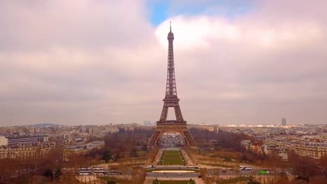 volando hacia la torre eiffel en línea recta