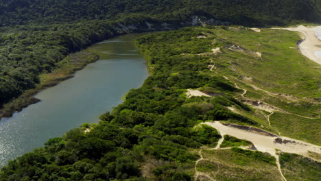 巴西圣卡塔里纳州弗洛里亚诺波利斯的laguinha do leste海<unk>湖的空中景色