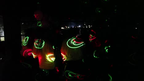 gente bailando frente a luces decorativas disco-rave