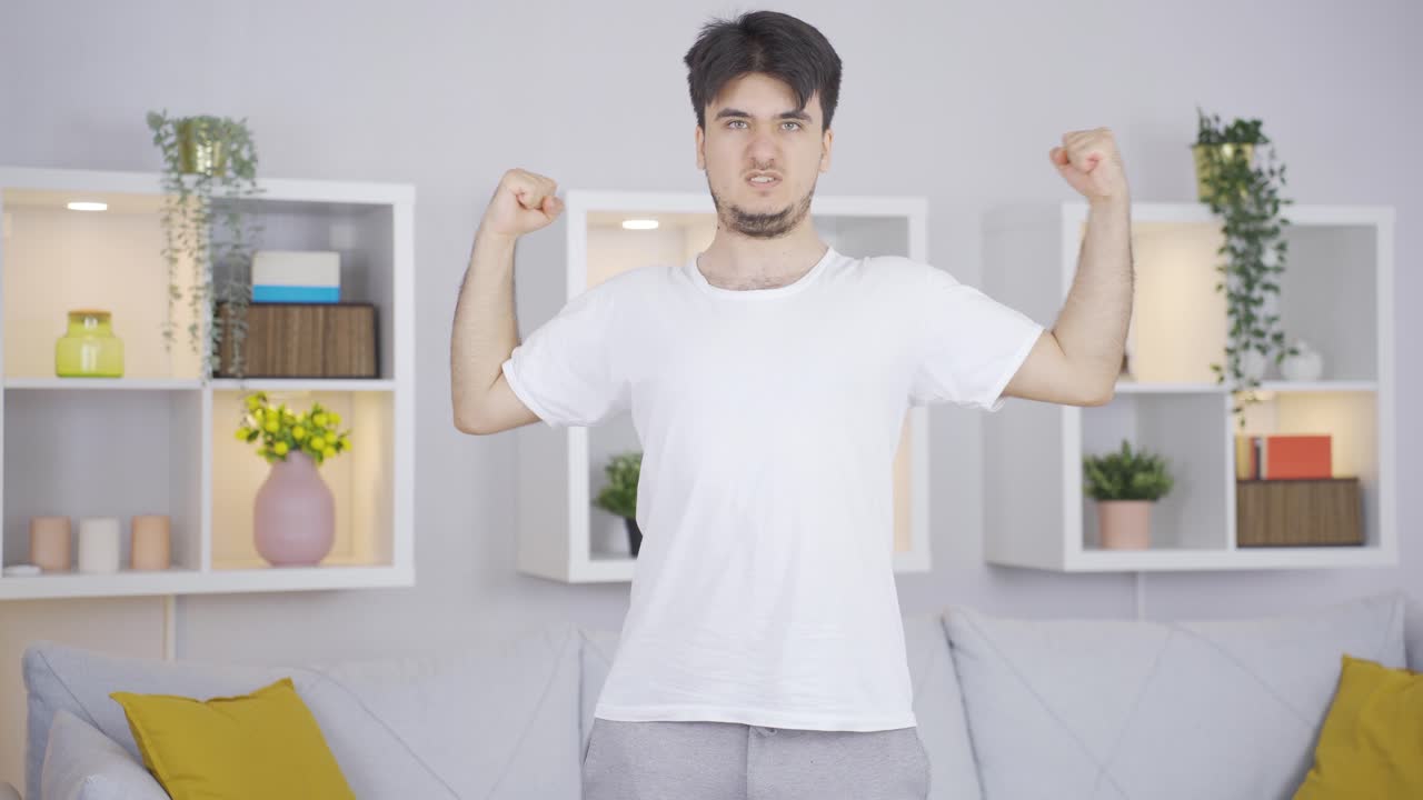 근육질의 남자는 자만심이 있습니다.