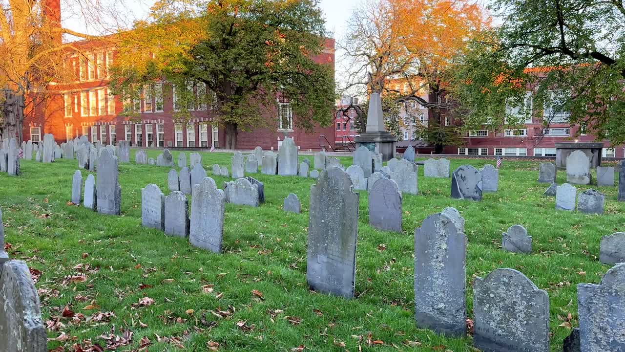 панорама вокруг исторических кладбищ, надгробных камней, кладбища коппс-хилл, бостон