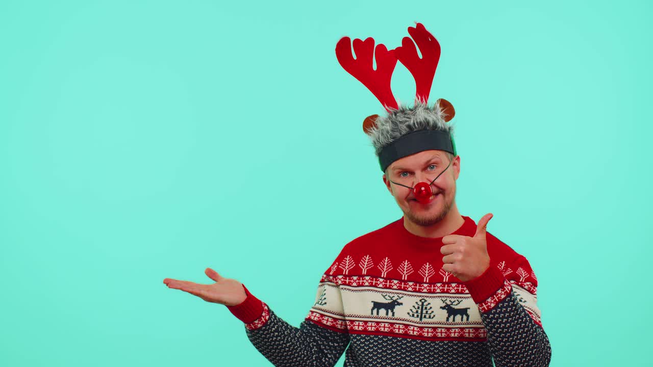 빨간 스웨터를 입은 남자 산타 크리스마스 엄지손가락을 올리고 빈 장소, 광고 영역을 가리키고