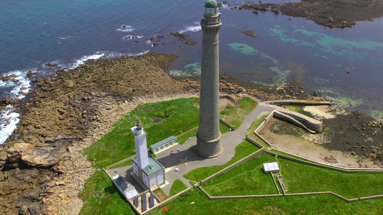 바위 섬 에 있는 등대 의 공중 사진