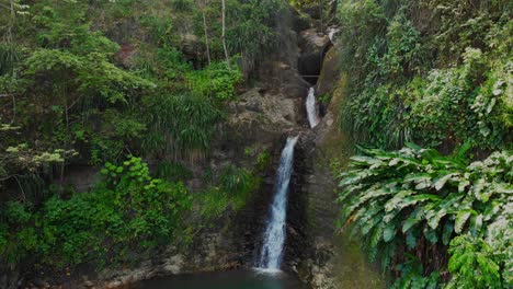 Imágenes-Aéreas-De-La-Fuente-De-Una-Cascada-Procedente-Del-Interior-De-La-Montaña-En-La-Isla-Caribeña-De-Granada