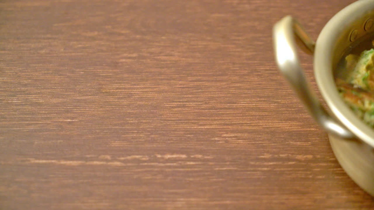 sopa agria hecha de pasta de tamarindo con gambas y tortilla de verduras - estilo de comida asiática