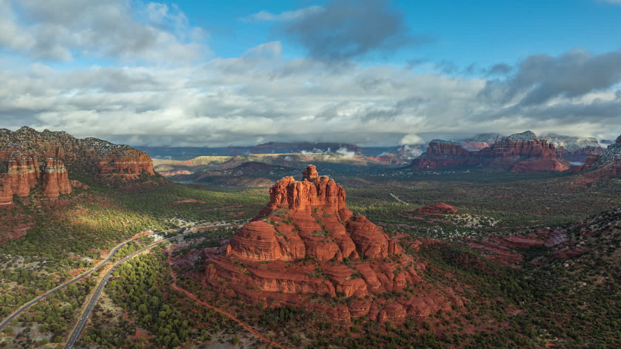 nubes dramáticas sobre bell rock butte en el condado de yavapai, arizona, ee.uu.