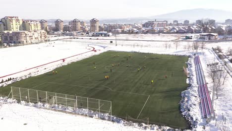 Entrenamiento-De-Fútbol-En-Curso-Sobre-Césped-Artificial