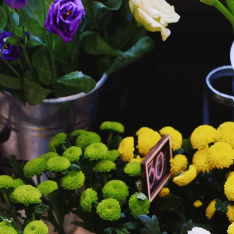 escaparate de una tienda de flores con una variedad de ramos de flores frescas