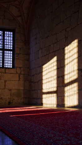 la luz del sol proyecta sombras en una sala de oración en un edificio histórico