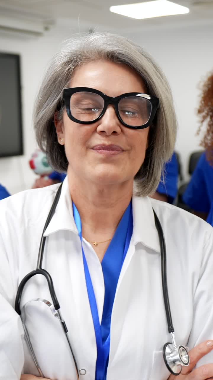 Smilende voksen kvinnelig lege i laboratoriefrakk med stetoskop.