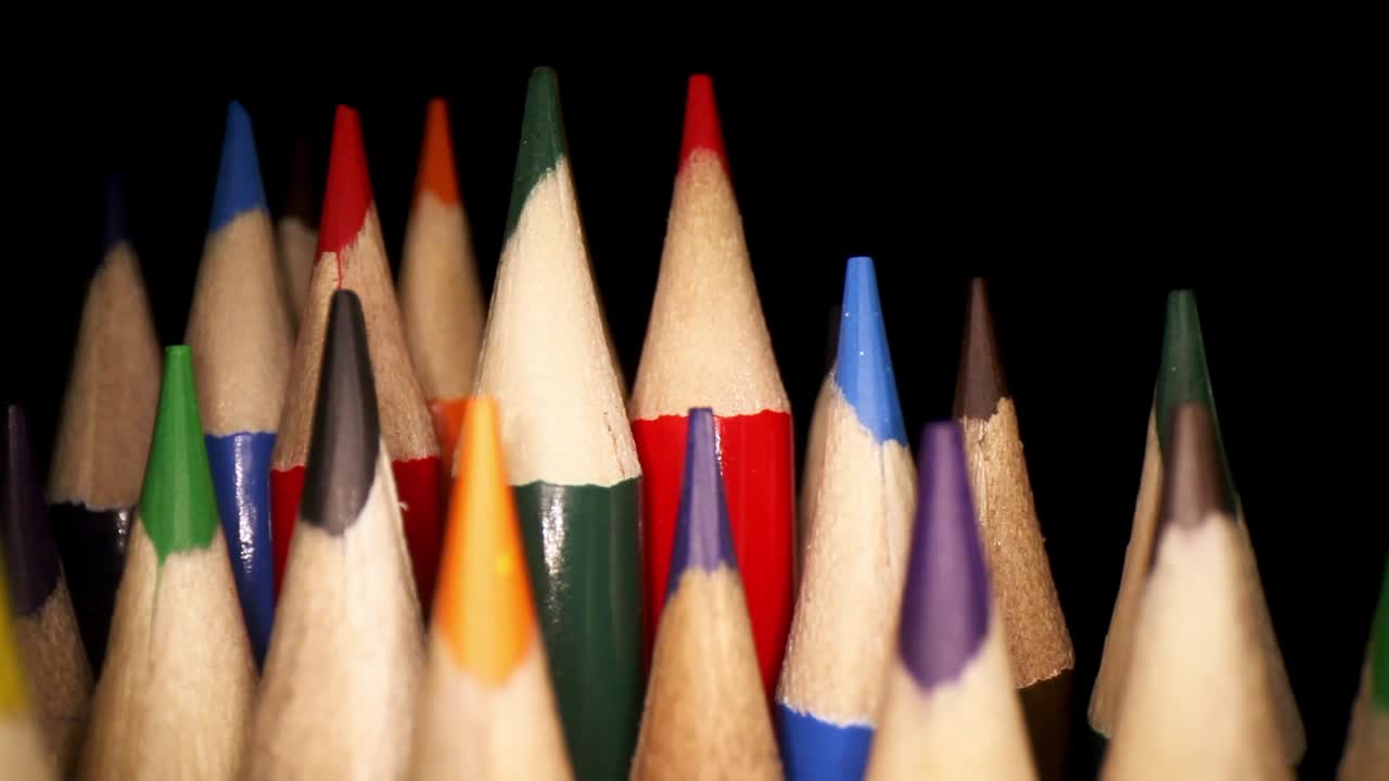 paneo a la izquierda pasado lápices de colores