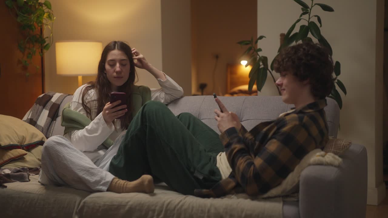 커플 이 소파 에서 휴식을 취하고 있다