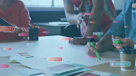animación de números, icono en barras de notificación, diversos compañeros de trabajo discutiendo sobre el diseño del producto