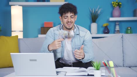 El-Estudiante-Que-Ahorra-Dinero-Cuenta-Su-Dinero-Y-Está-Feliz.