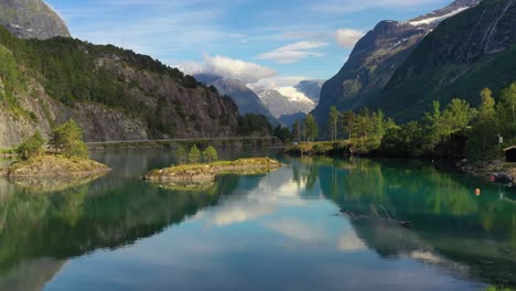 Schöne-Natur-Norwegen-Natürliche-Landschaft-Lovatnet-See.