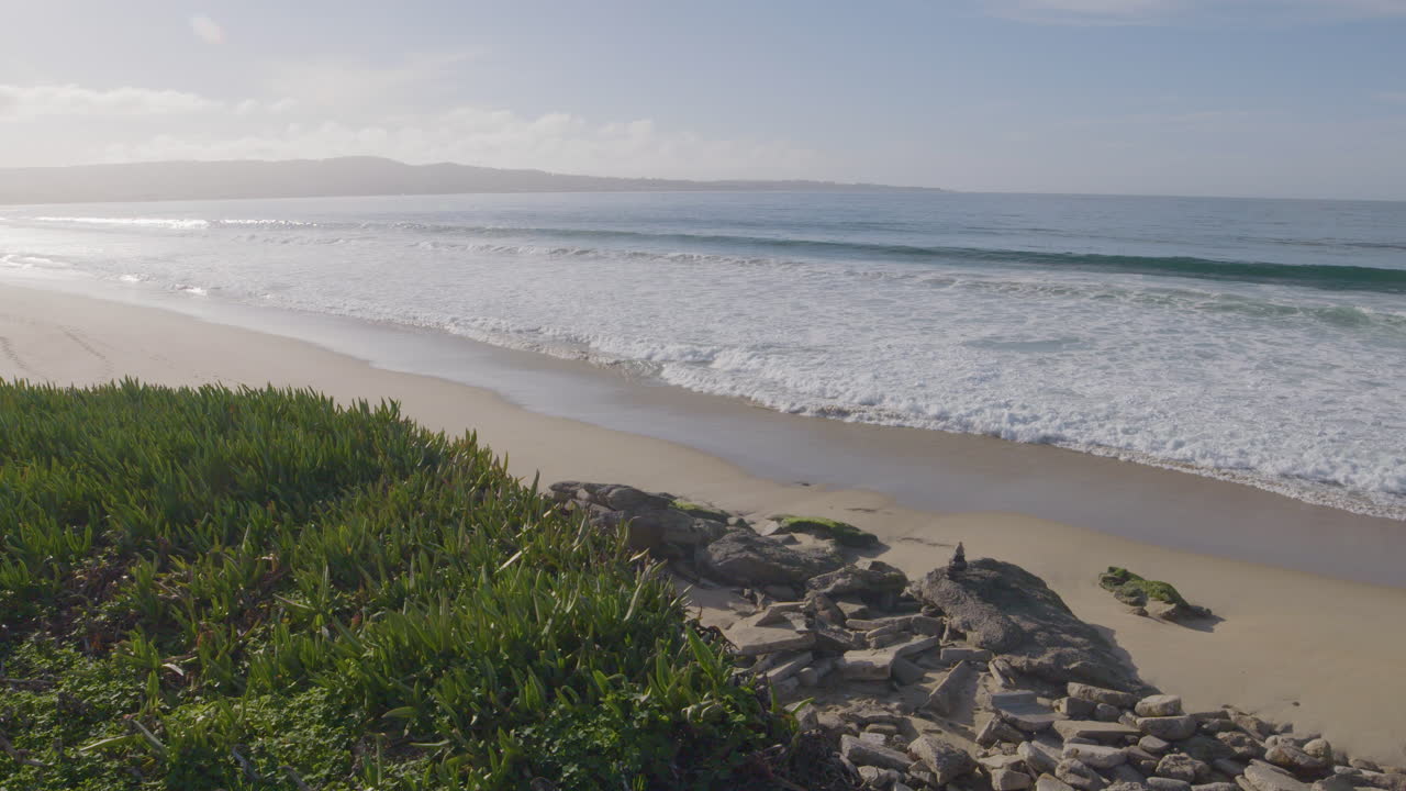 toma en cámara lenta de un día soleado en la playa estatal del puerto deportivo de la bahía de monterey de california