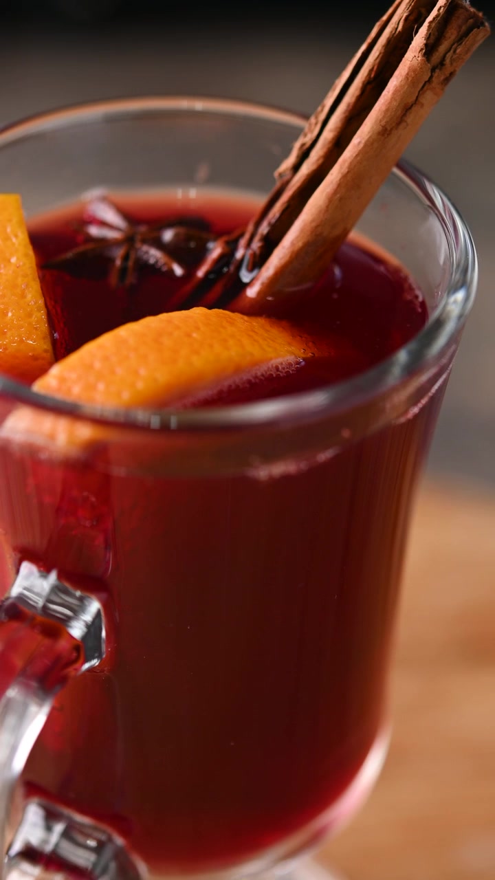 Mulled-Wein mit Orangen- und Zimtstäbchen