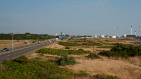 Drone-View-Vuelo-Sobre-El-Campo-De-Esbjerg-En-Dinamarca.-Vista-Aérea-Que-Muestra-La-Torre-Esbjerg-En-Construcción-Y-Las-Industrias-Petroquímicas-Con-Base-En-El-Puerto