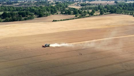 Tractor-Agrícola-Cosechando-Cultivos-Maduros-En-El-Campo-En-Suecia