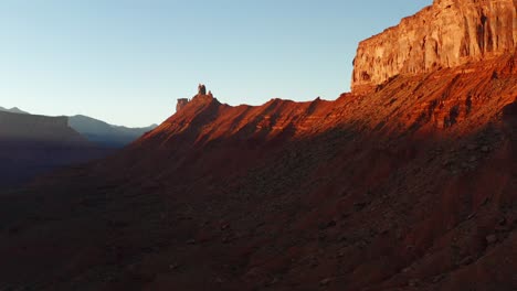 moab, utah sandstone buttes durante la hora de oro, avión no tripulado de cerca empujar en el tiro
