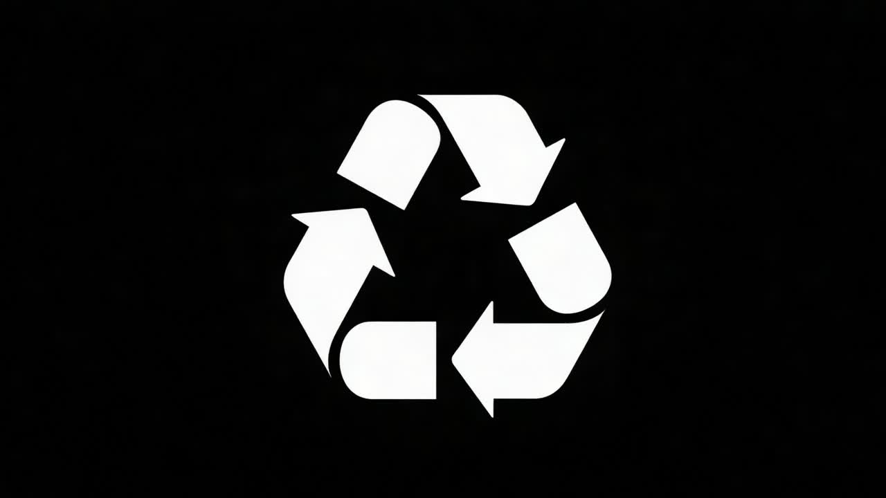 Trasformazione dinamica del simbolo del riciclo: esplorando l'evoluzione della sostenibilità attraverso il design moderno in bianco e nero presentato in due cornici.