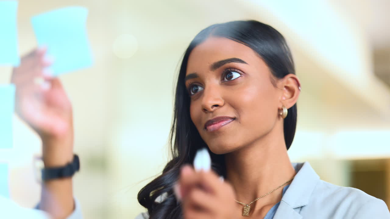 una mujer emprendedora inteligente que planifica la estrategia