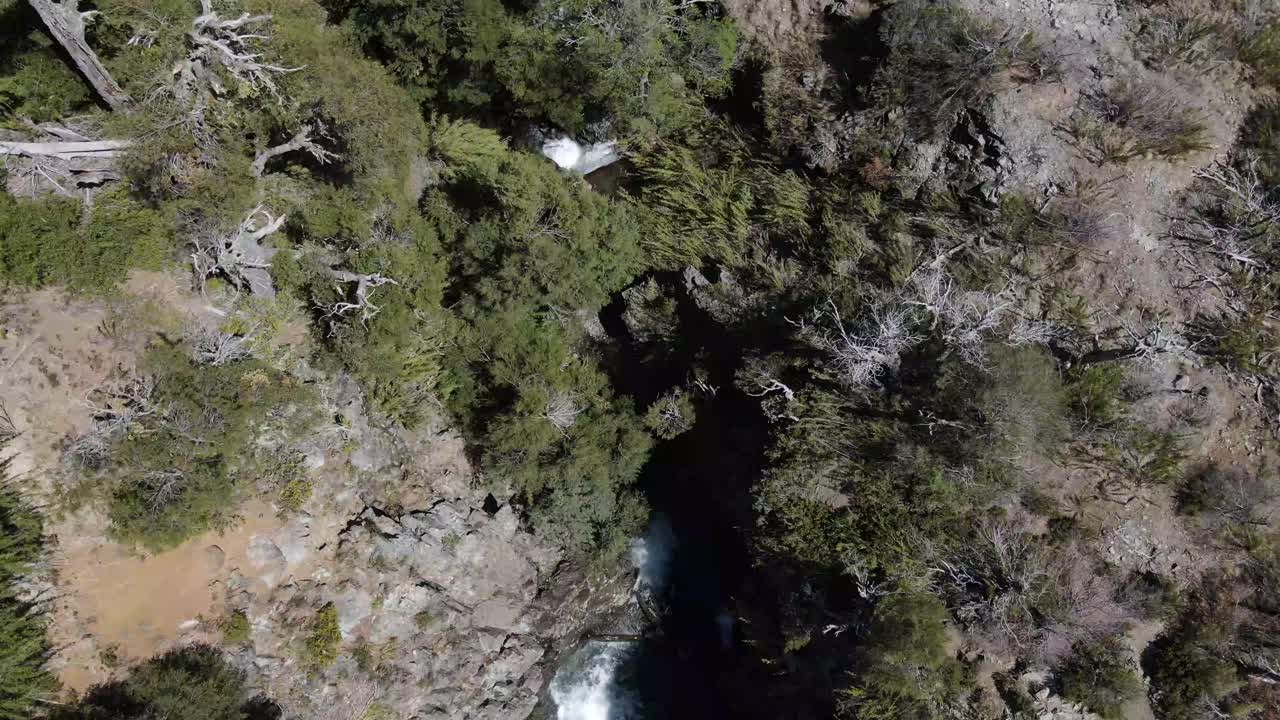 imágenes de drones de una cascada y un río en las montañas de los andes en chile