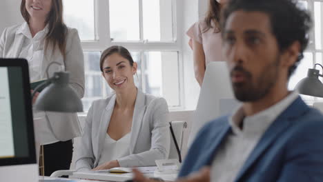 Joven-Mujer-De-Negocios-Compartiendo-Ideas-En-La-Oficina-Reuniéndose-Con-El-Equipo-Corporativo-Intercambiando-Ideas-Para-Proyectos-En-La-Sala-De-Juntas