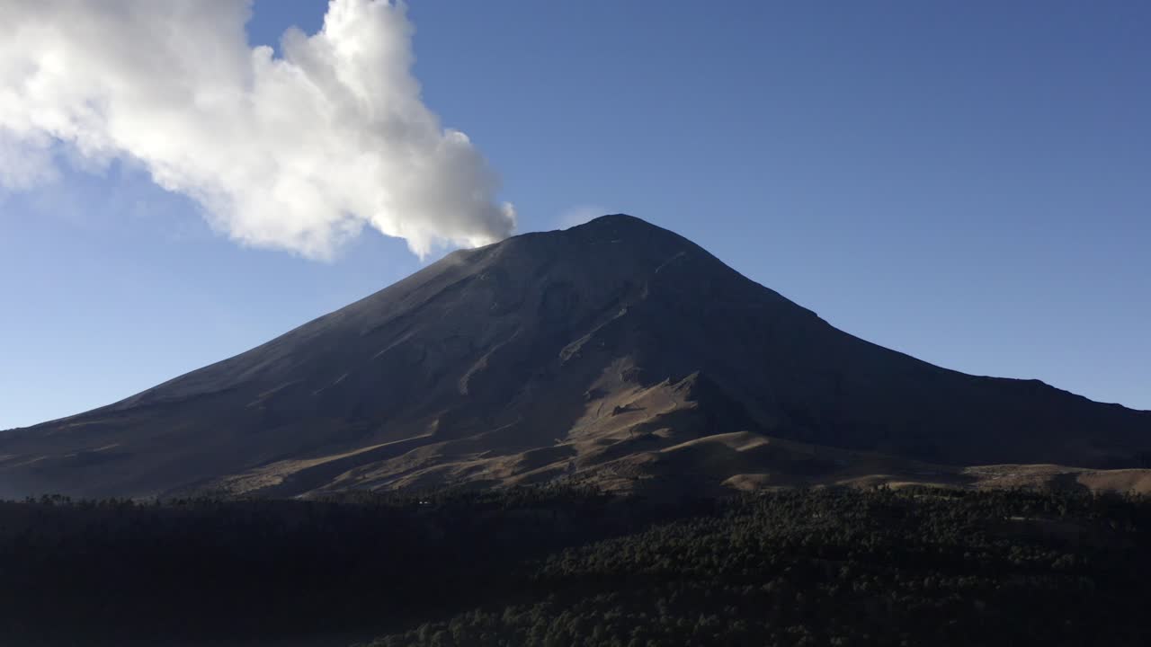 toma aérea de drones del volcán activo popocatépetl.