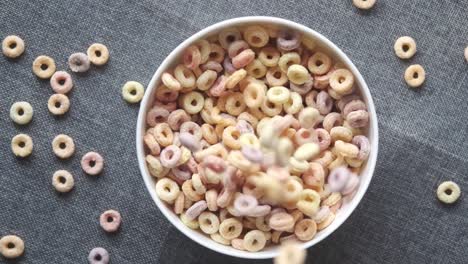 cereal de anillo colorido en un cuenco blanco