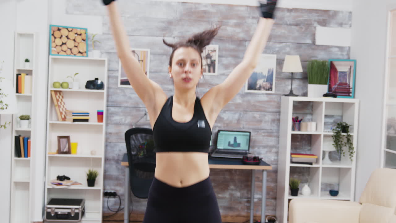 mujer haciendo ejercicio en casa