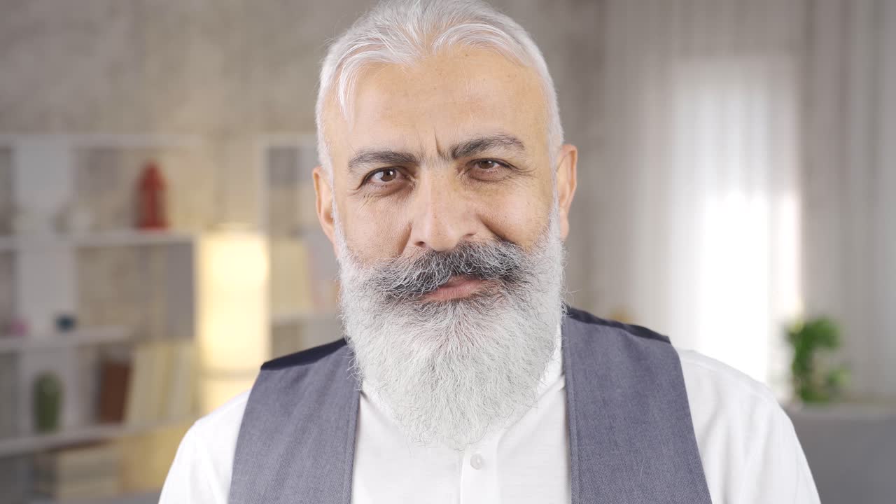 hombre maduro y guapo posando para la cámara.