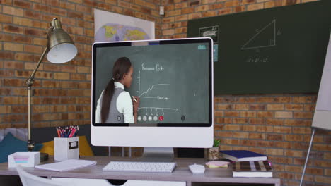 maestra biracial en la pantalla de la computadora durante una llamada de video