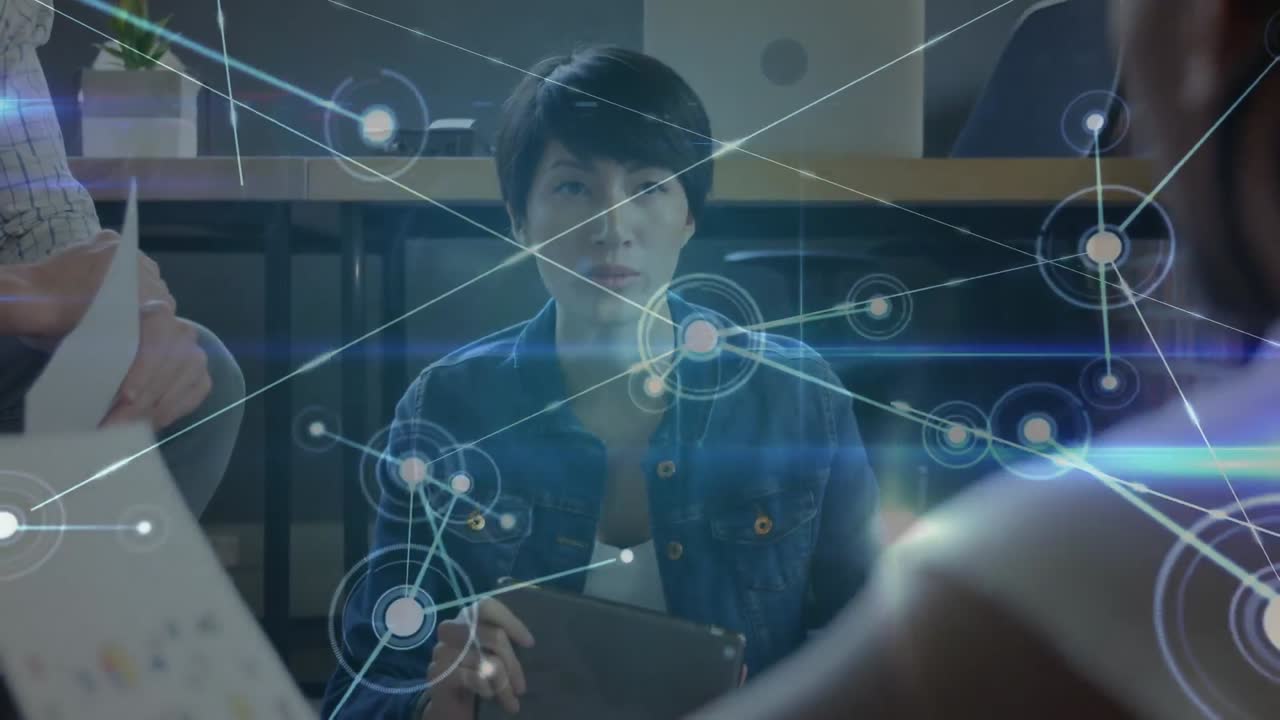 사무실에서 다양한 여성과 남성 동료를 대상으로 한 연결 네트워크의 활성화