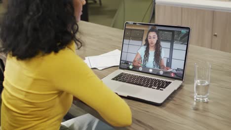 Mujer-De-Negocios-Birracial-Usando-Una-Computadora-Portátil-Para-Videollamada-Con-Un-Colega-De-Negocios-Birracial