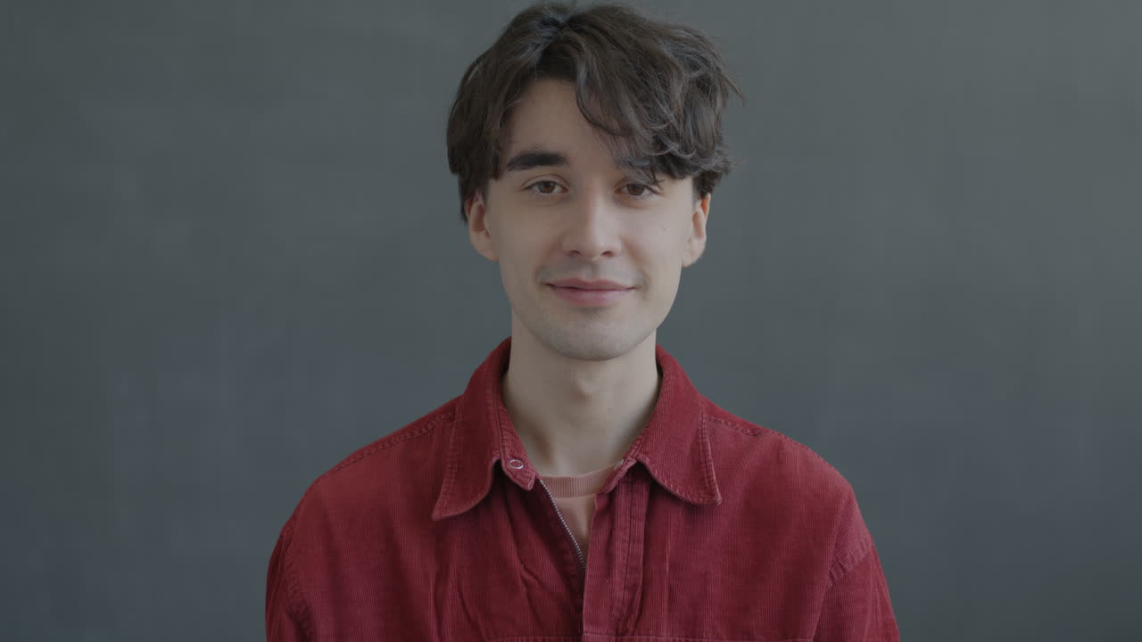 Retrato de hombre joven feliz