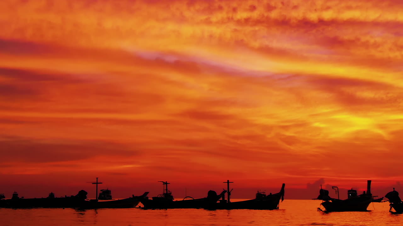 코타오 섬의 공중 촬영, 많은 보트가 태국을 떠다니는 사이리 해변의 슈퍼 일몰