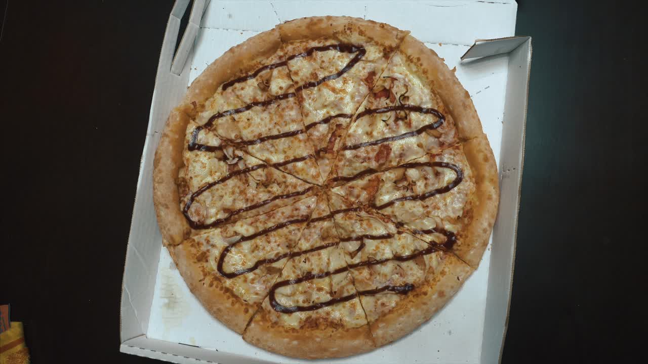 친구들이 피자를 나누고 있습니다.