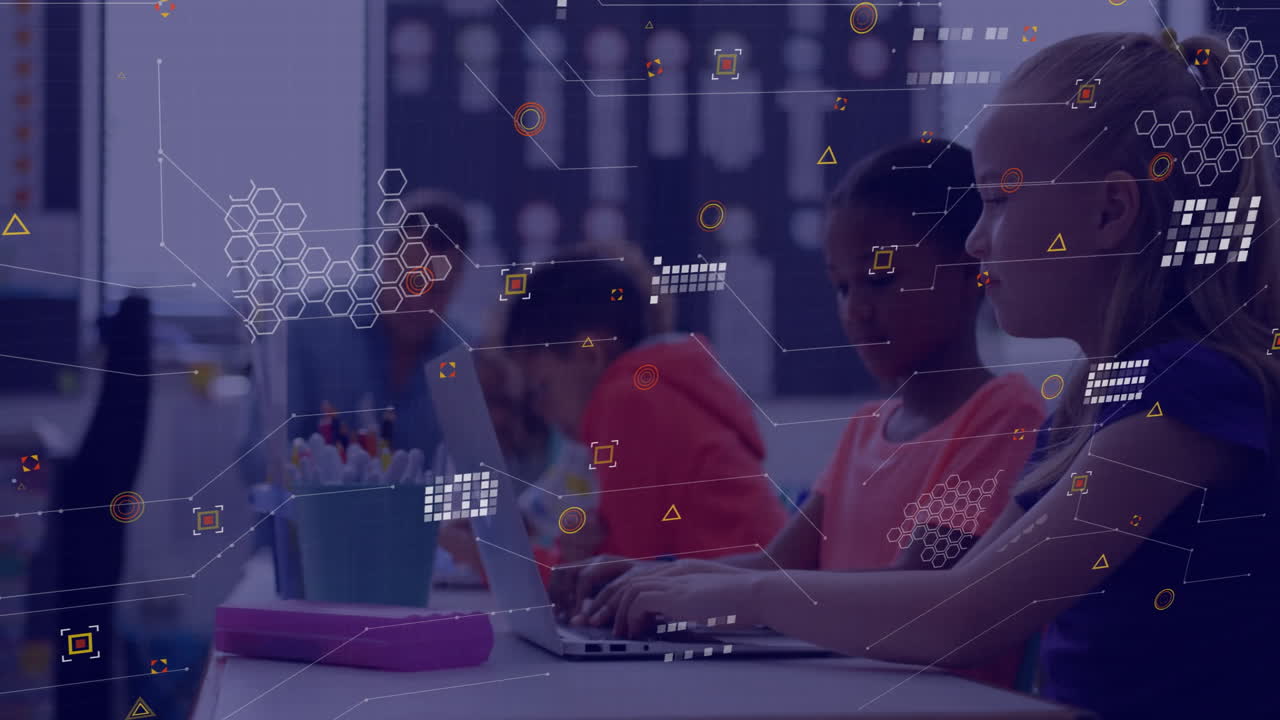 étudiants utilisant des ordinateurs portables en classe avec une animation de traitement de données au-dessus d'eux