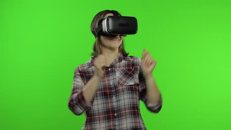 Frau-Benutzt-VR-Headset-Helm,-Um-Spiel-Zu-Spielen,-Zu-Tanzen.-Ansehen-Eines-Virtual-Reality-3D-Videos.-Chroma-Key