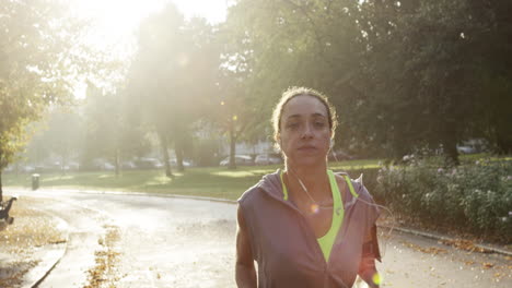 Läuferin-Läuft-Im-Park-Und-Trainiert-Draußen-Mit-Tragbarer-Fitness-Tracker-Technologie