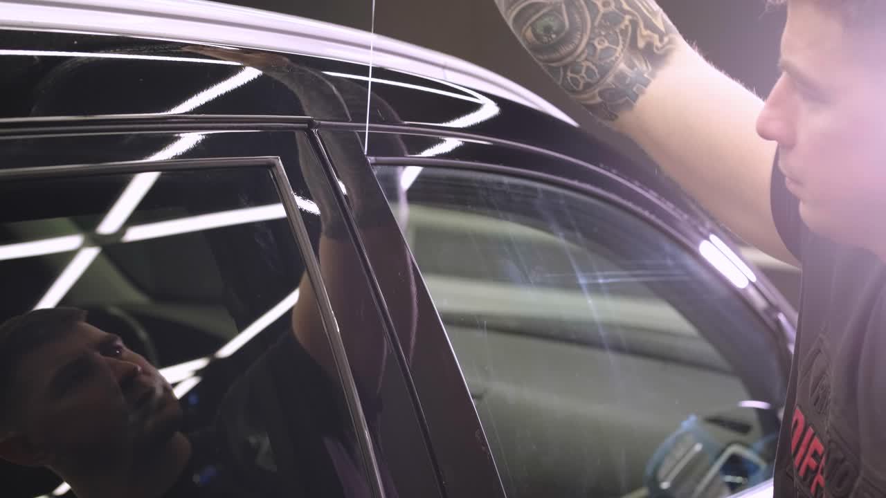 비닐 폴리우레탄 테이프로 자동차를 는 사람. 자동차를위한 필름. 자동차에 스티커 보호 필름