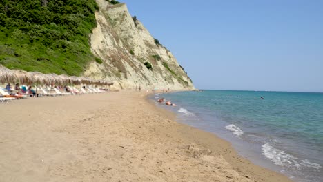 Sandstrand-Mit-Sonnenanbetern,-Die-Ihren-Tag-Genießen