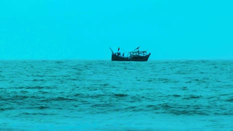 barco pesquero de arrastre en la bahía de bengala en bangladesh