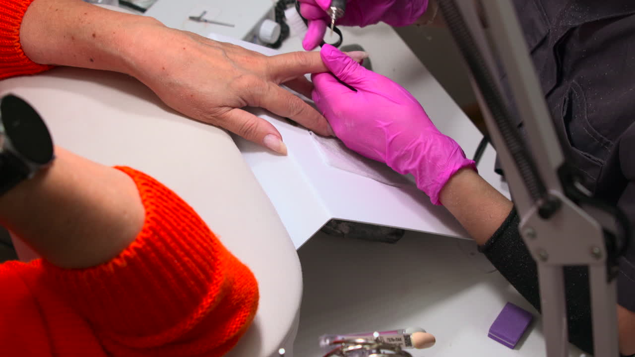 Réalisation d’une manucure dans un salon d’onglerie