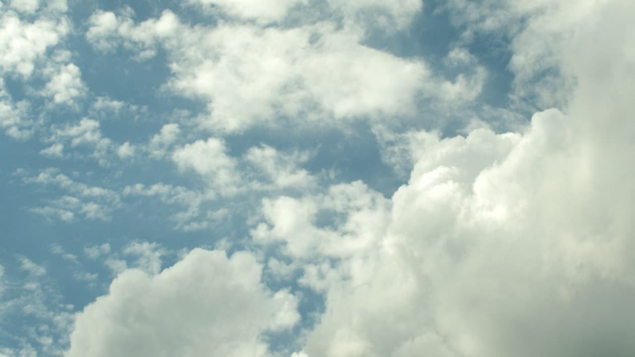 grandes nubes de tormenta moviéndose en un cielo azul profundo
