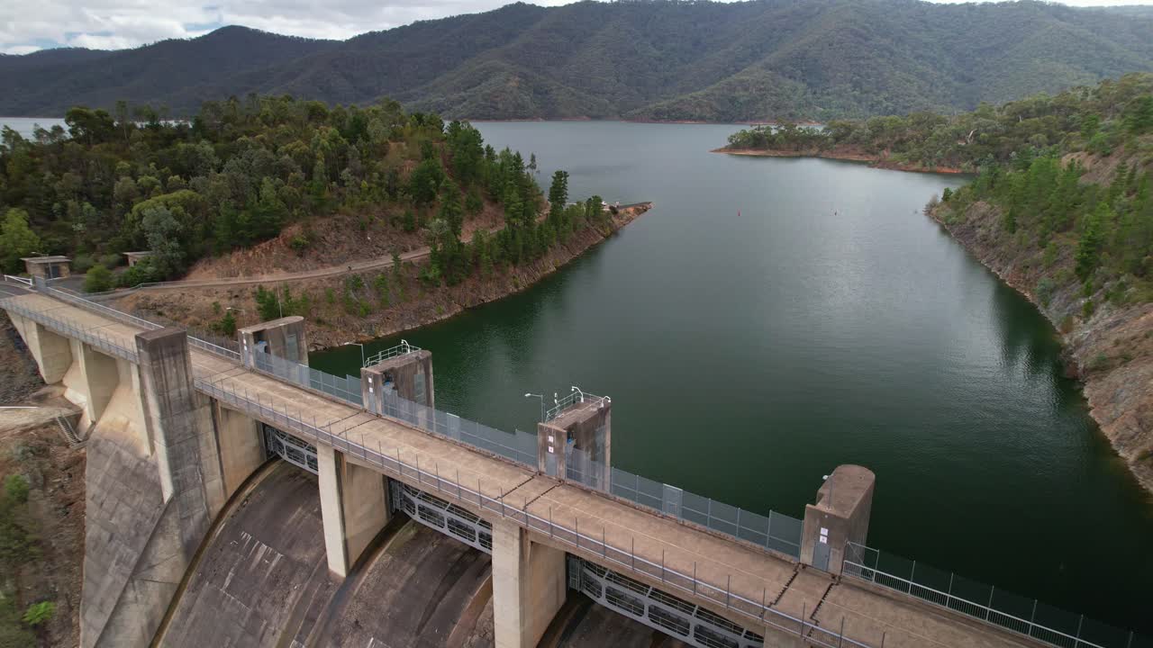 descendiendo sobre el vertedero en el lago eildon, victoria, australia con el lago y las montañas detrás